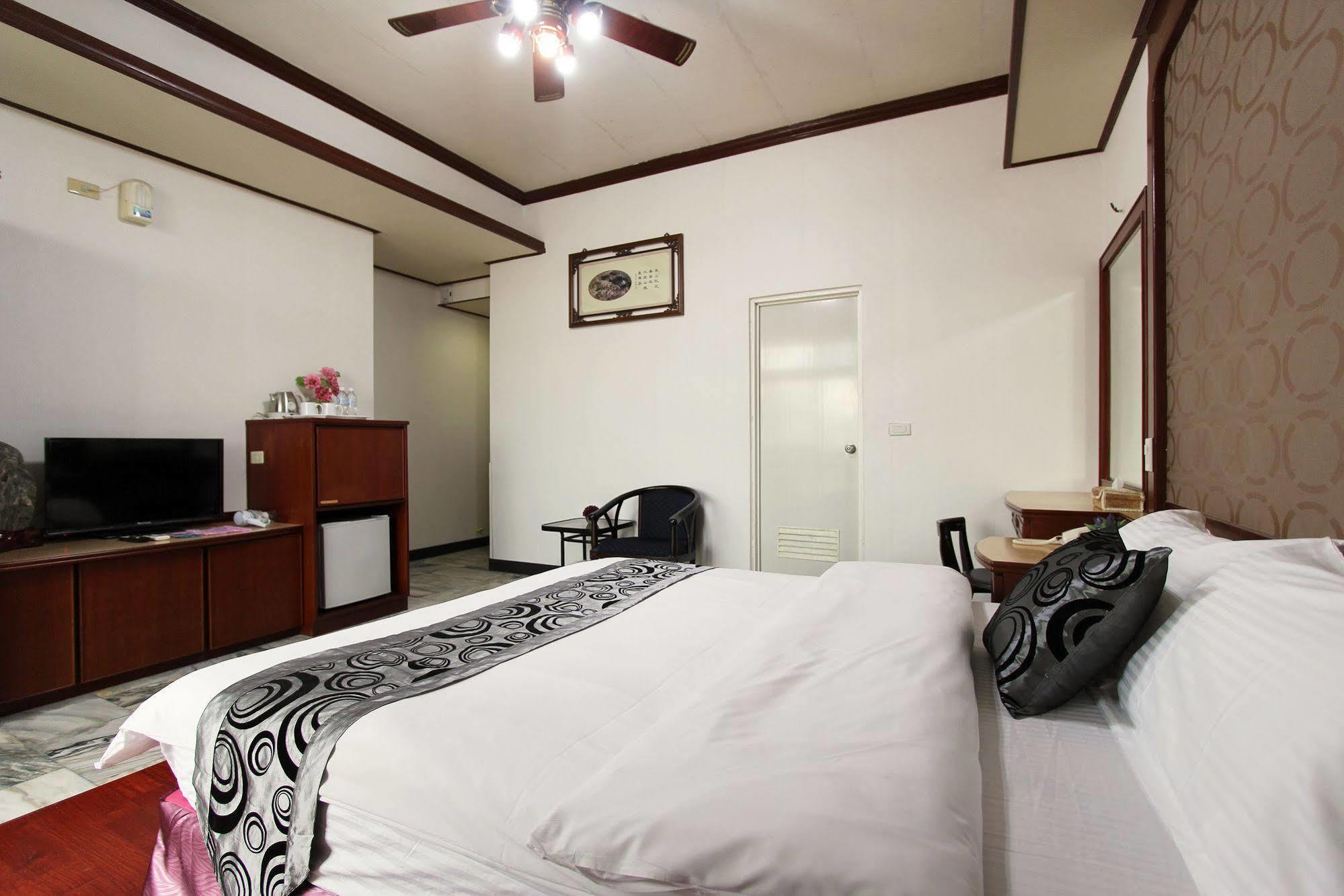陶陶居商旅 Tautauchu Hotel Хуалянь Екстер'єр фото